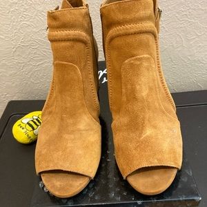 Boots 6 1/2 w camel color in good condition. It does have a small smear